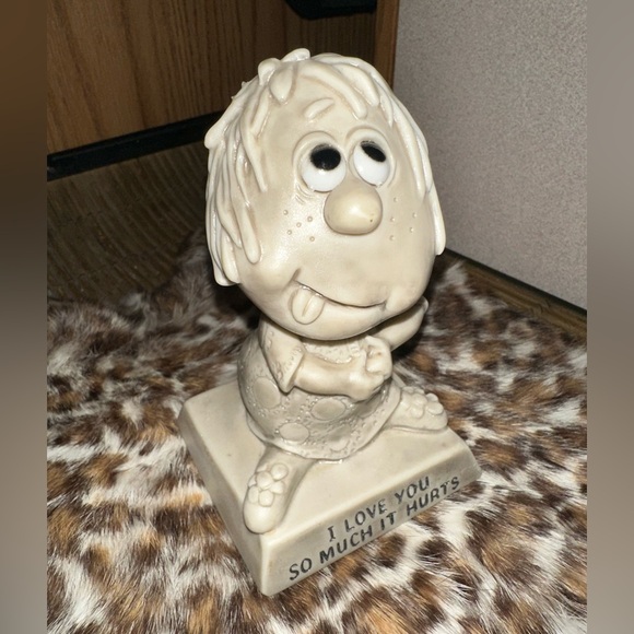 Vintage R & W Berries "I Love You So Much It Hurts" Figurine - Picture 3 of 4